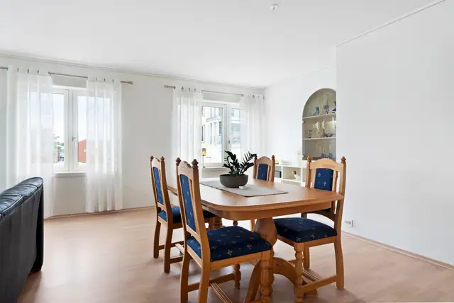 Lys, romslig & moderne 3-roms hjørneleilighet. Vestvendt veranda. Heis, parkering & sportsbod. Flott utsikt mot Sundet. — bilde 5