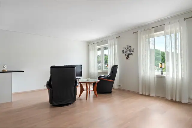 Lys, romslig & moderne 3-roms hjørneleilighet. Vestvendt veranda. Heis, parkering & sportsbod. Flott utsikt mot Sundet. — bilde 7