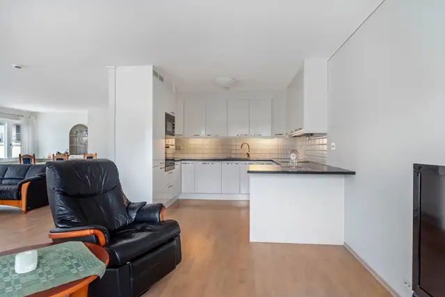 Lys, romslig & moderne 3-roms hjørneleilighet. Vestvendt veranda. Heis, parkering & sportsbod. Flott utsikt mot Sundet. — bilde 9