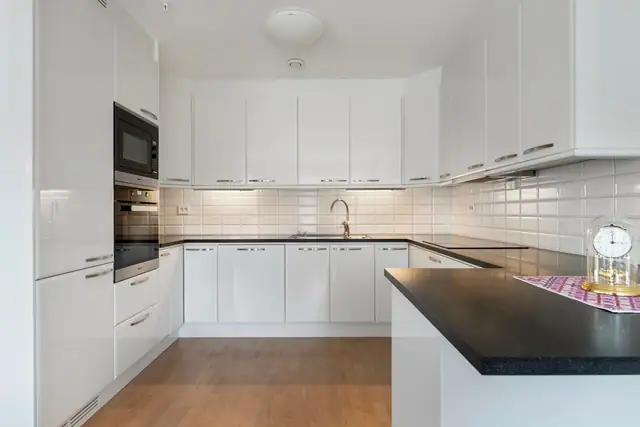 Utvidet kjøkken med corian benkeplate og MIELE hvitevarer.