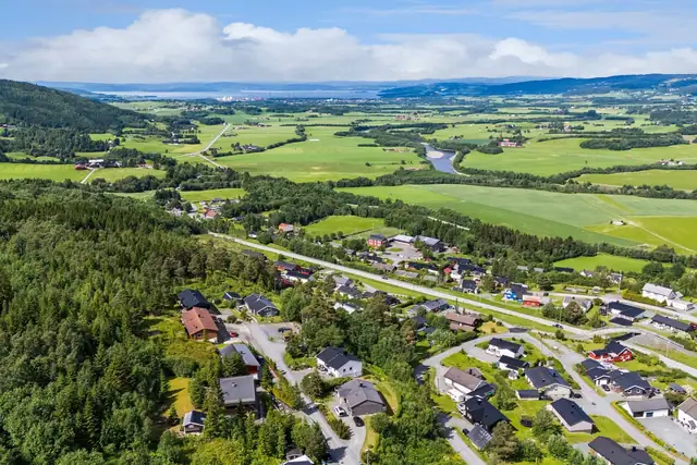 Fra eiendommen er det flott utsikt utover bygda og mot fjorden!