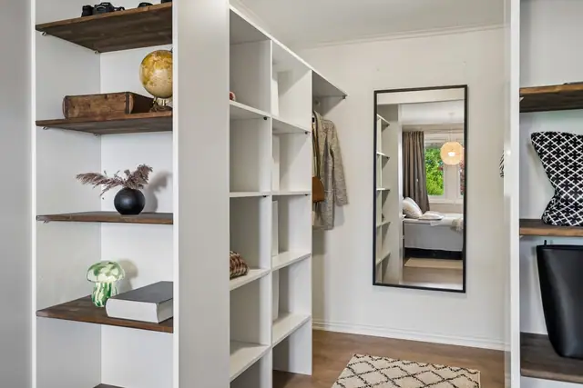 Praktisk walk-in closet inne på hovedsoverommet.