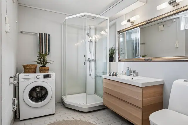 Flislagt Baderom på 6m². Det ble satt inn nytt WC i 2026 og har nyere baderomsinnredning.