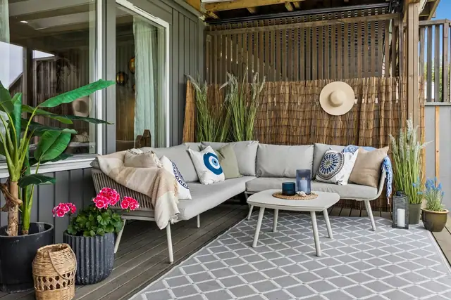 Takoverbygd terrasse med gode solforhold.