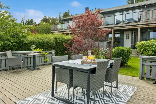 Solrik og romslig takterrasse. Selger opplyser om at bruken kun tilhører denne leiligheten.