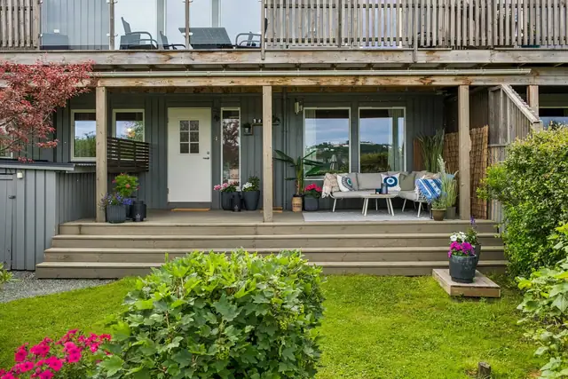 Lun og takoverbygd terrasse.