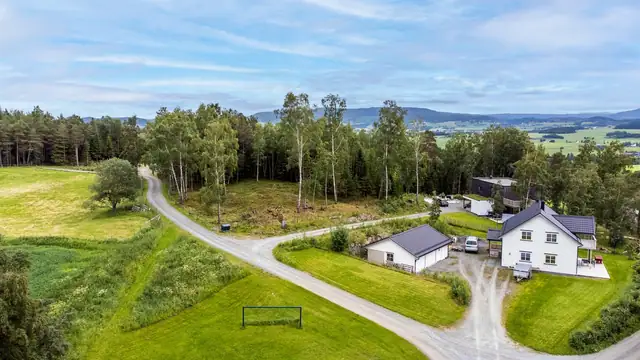 Boligen får en fin beliggenhet som grenser mot noe skog og åker.