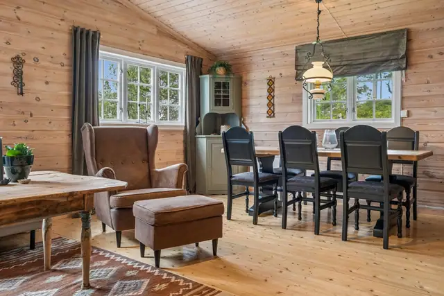God plass til både sofahjørne og stort spisebord.