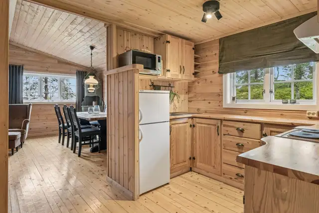 Praktisk hyttekjøkken på 6m² med alt du trenger.