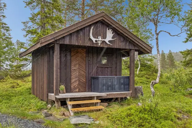 På tomten står det også en utvendig bod.