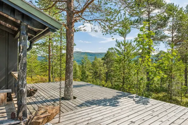 Hytten kan brukes hele året da bilveien brøytes på vinterstid.
