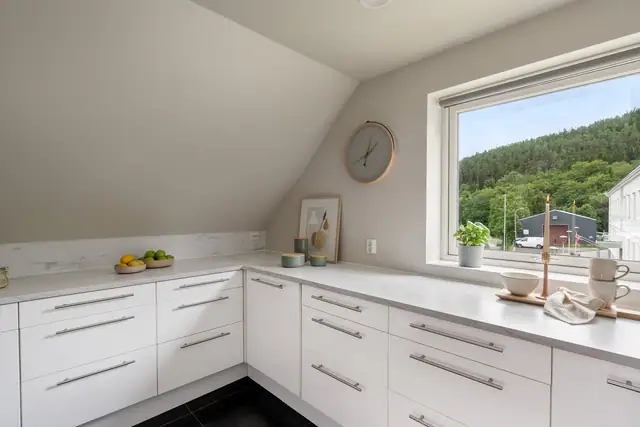 Praktisk planløsning hvor man kan benytte hele boligen selv, eller enkelt leie ut deler av boligen, se plantegninger.