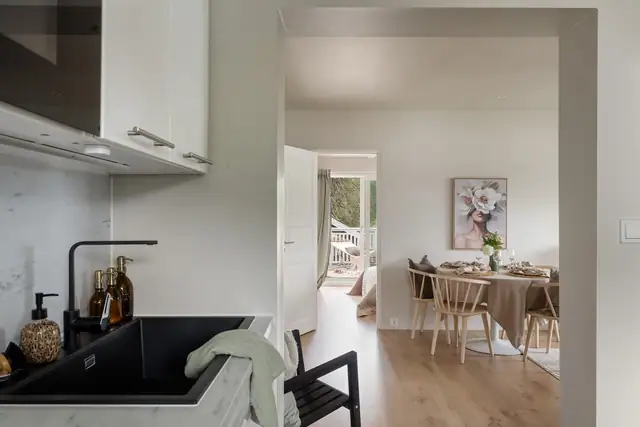 Hovedenheten disponerer egen inngang, inngangsparti, soverom, bad og terrasse i 1. etasje. Samt disponerer den hele 2. etasje og loft.