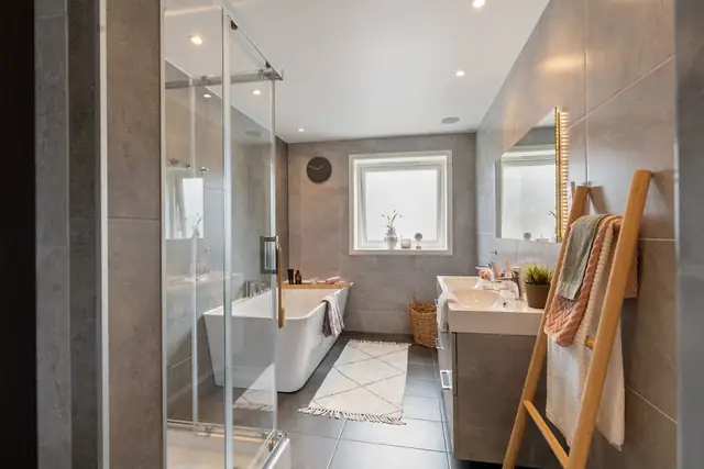 Svært pent renovert bad som er flislagt. Behagelig varme i gulv. Badet er i 2. etasje i hoveddel.