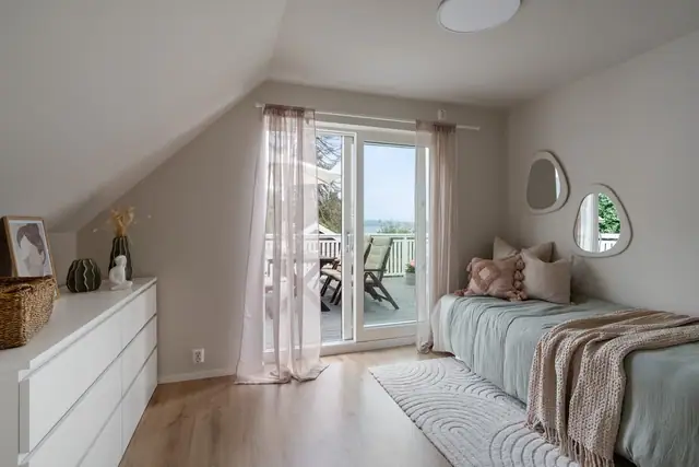 Soverom 2 i 2. etasje er nylig oppusset i moderne stil. Utgang til veranda.