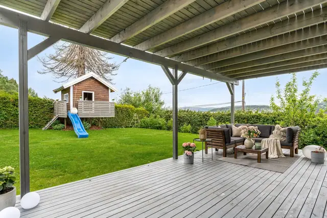 Meget romslig terrasse med direkte utgang til pent opparbeidet hage.