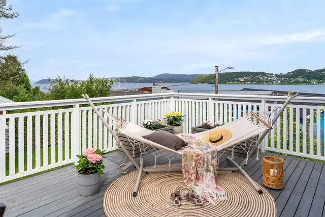 Nyt sol og utsikt fra nydelig veranda i 2. etasje.