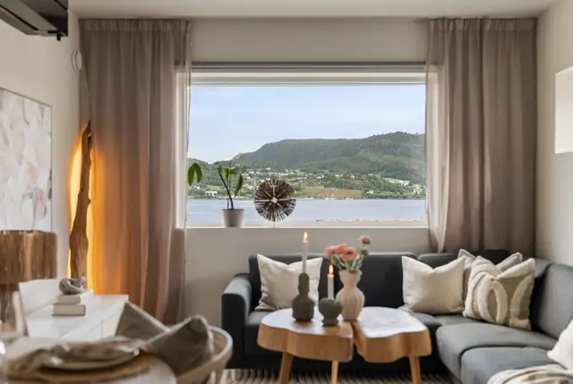 Fantastisk utsikt fra stuer, kjøkken, uteplasser og soverom.