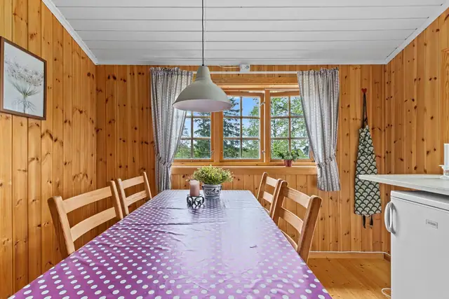 Store vindusflater som også her skaper et lyst og åpent inntrykk