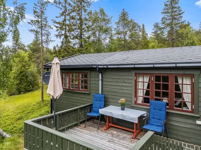 Romslig utvidet terrase med flott utsikt. Solrik beliggenhet.