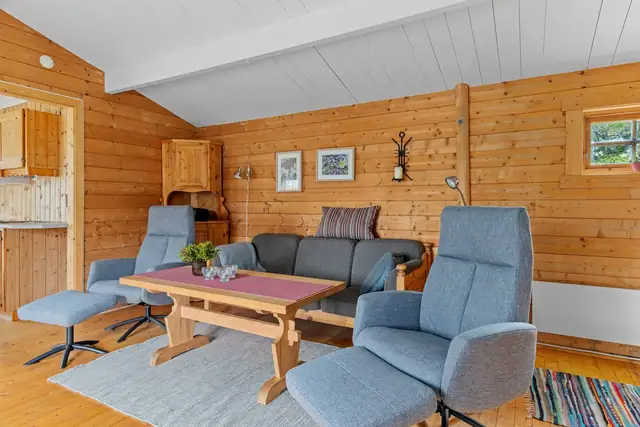 Legg merke til den ekstra takhøyden som gir et luftig og åpent inntrykk. Taket ble ved oppgradering oppmalt i hvit farge.