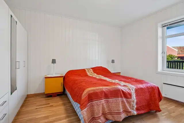 Man har to gode soverom, begge med plass til garderobe. De vender bak mot rolig område.