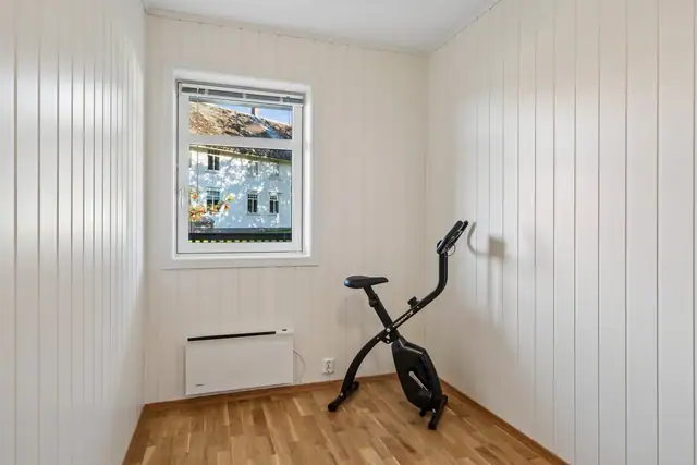 Fast plass i p-kjeller. Heis som tar deg fra parkeringskjeller og opp til leiligheten.