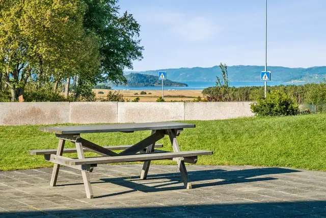 Opparbeidet felles sittegrupper på felles tomt.