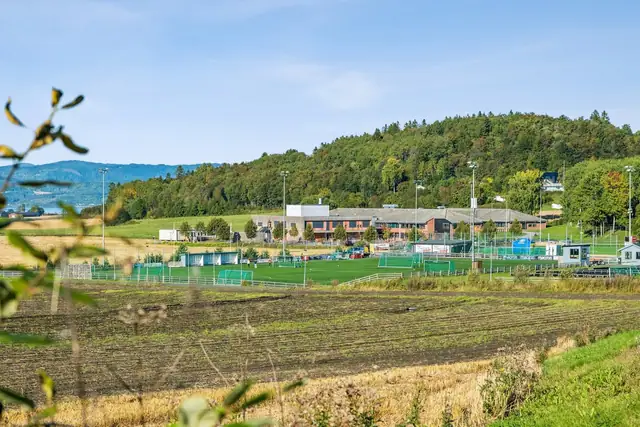 Populær skole samt idrettsanlegg innen kort gangavstand, ca. 10 min gange.