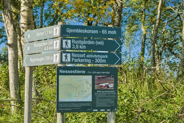 Like utenfor døren har man flere gode turmuligheter i nærområdet. Med avstand på ca. 1,8 km går man til Levanger sentrum, og sykehuset Levanger på ca 12 min.