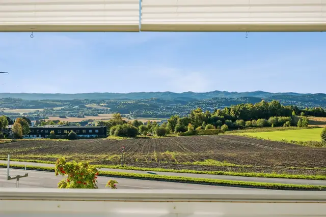 Nydelig utsikt fra stue, kjøkken og innglasset balkong.
