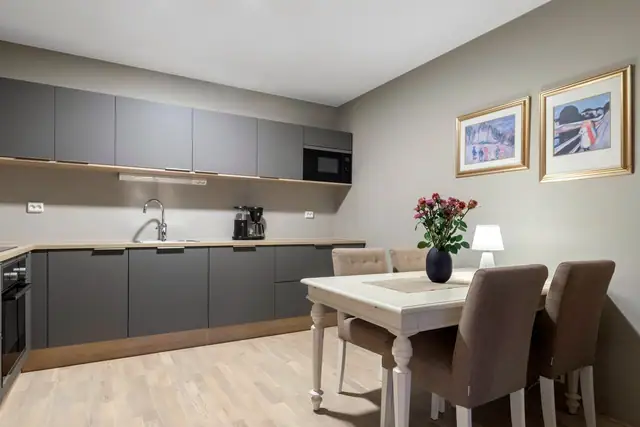 Modern & stylish 2-bedroom flat from 2021. Glazed, sunny balcony. Underground car park & lift. — image 11