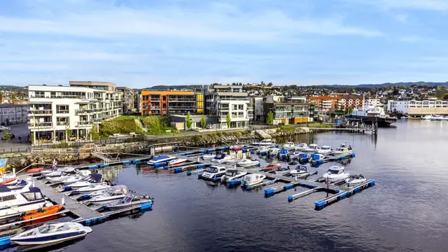 Unik plassering i Levanger brygge. Flotte uteplasser.