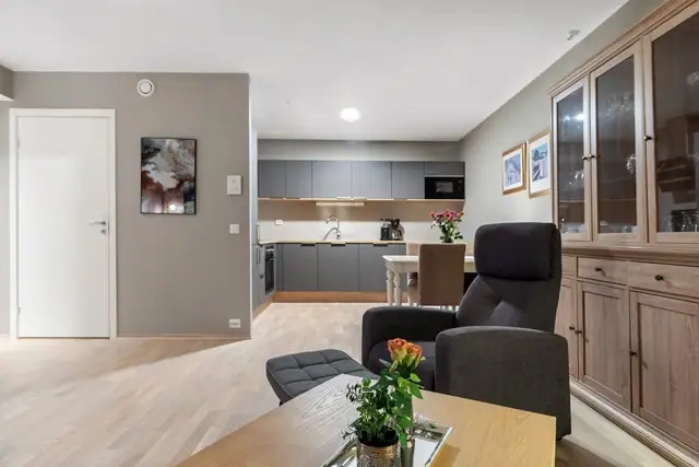 Modern & stylish 2-bedroom flat from 2021. Glazed, sunny balcony. Underground car park & lift. — image 7