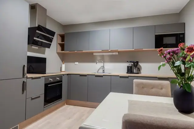 Modern & stylish 2-bedroom flat from 2021. Glazed, sunny balcony. Underground car park & lift. — image 9
