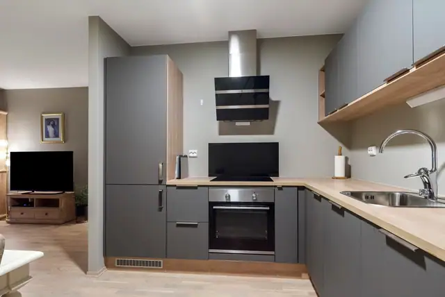 Modern & stylish 2-bedroom flat from 2021. Glazed, sunny balcony. Underground car park & lift. — image 10