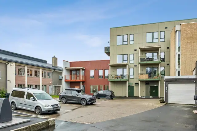 Det følger egen parkeringsplass med leiligheten.