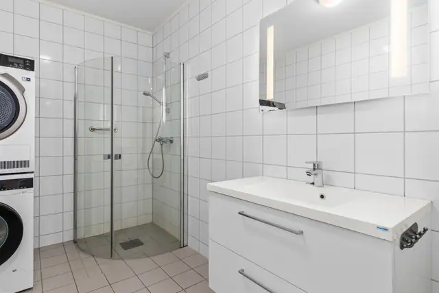 Nyere & moderne 3-roms leilighet med p-kjeller & heis. Solrik balkong. Kort vei til dagligvarebutikk, jernbanestasjon mm — bilde 15