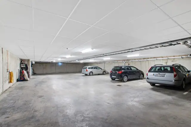 Fast parkeringsplass i p-kjeller.
