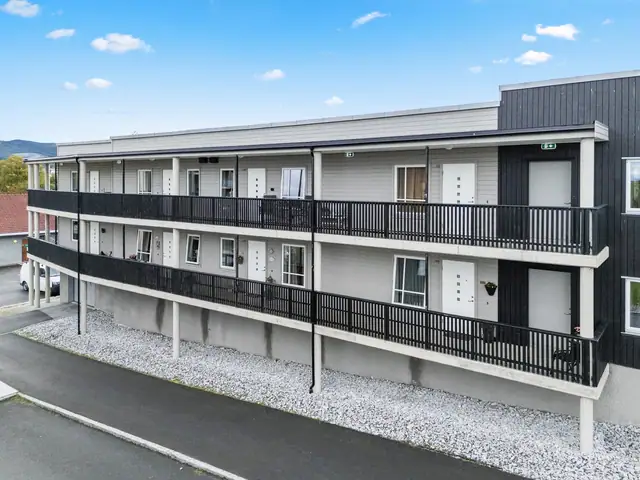 Nyere & moderne 3-roms leilighet med p-kjeller & heis. Solrik balkong. Kort vei til dagligvarebutikk, jernbanestasjon mm — bilde 18