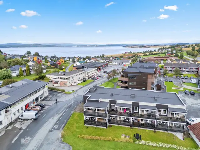 Leiligheten ligger fint til med umiddelbar nærhet til dagligvarebutikk mm.