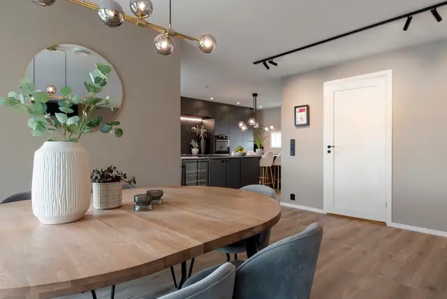 Påkostet & moderne enebolig med hybelutleie. Endebeliggenhet i feltet. Gode solforhold. Ballbinge & lekeplass. — bilde 12