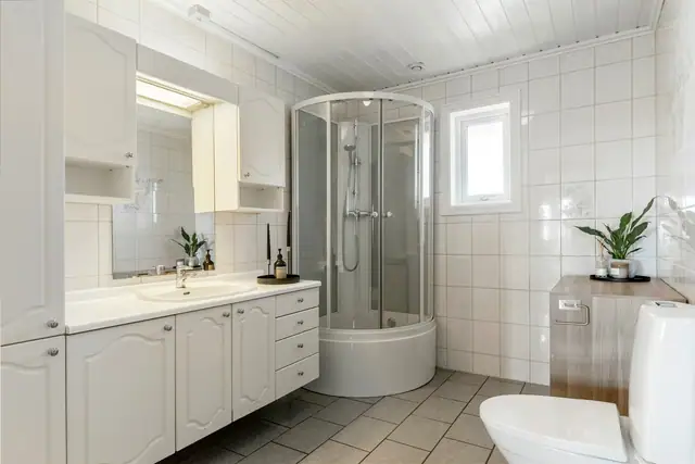Flislagt bad med flis på gulv- og veggflater. Varme i gulv.