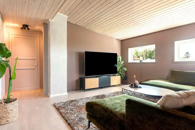 Moderne enebolig med attraktiv beliggenhet. 5 soverom, 2 stuer & 2 bad. Panoramautsikt & svært gode solforhold. Garasje — bilde 19