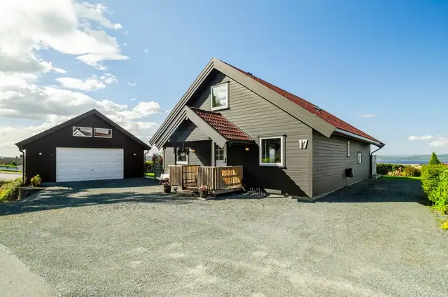 Romslig garasje og godt med plass på egen gårdsplass.
