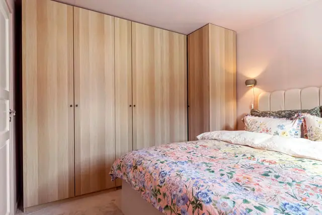 Moderne enebolig med attraktiv beliggenhet. 5 soverom, 2 stuer & 2 bad. Panoramautsikt & svært gode solforhold. Garasje — bilde 21