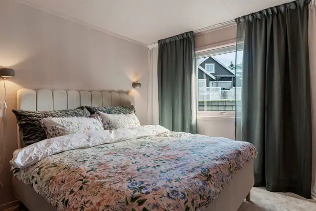 Moderne enebolig med attraktiv beliggenhet. 5 soverom, 2 stuer & 2 bad. Panoramautsikt & svært gode solforhold. Garasje — bilde 23