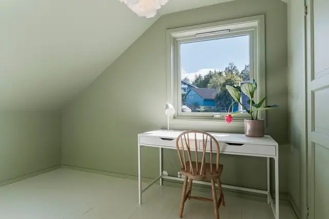 Moderne enebolig med attraktiv beliggenhet. 5 soverom, 2 stuer & 2 bad. Panoramautsikt & svært gode solforhold. Garasje — bilde 24