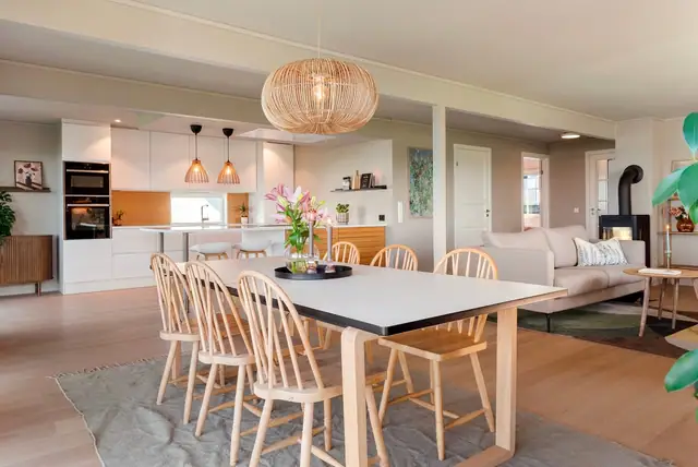 Moderne enebolig med attraktiv beliggenhet. 5 soverom, 2 stuer & 2 bad. Panoramautsikt & svært gode solforhold. Garasje — bilde 7