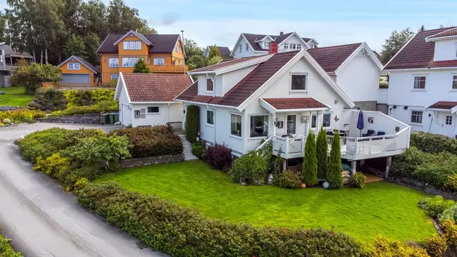 Lekker & innholdsrik enebolig. 6 soverom, 2 stuer. Panoramautsikt & gode solforhold. Romslig garasje.